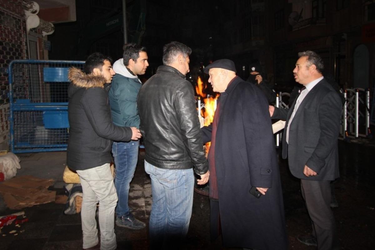 G&ouml;n&uuml;l k&ouml;pr&uuml;s&uuml; yardım konvoyu deprem b&ouml;lgesinde