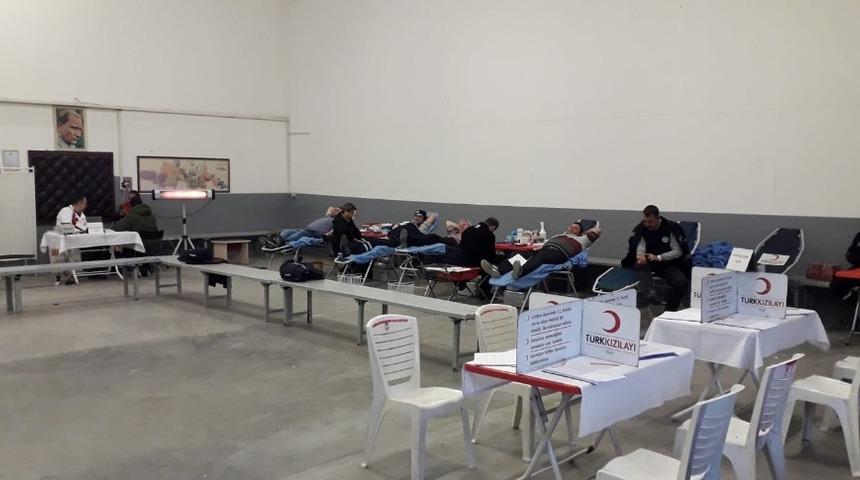 Belediye iş&ccedil;ilerinden Kızılay&rsquo;a kan bağışı