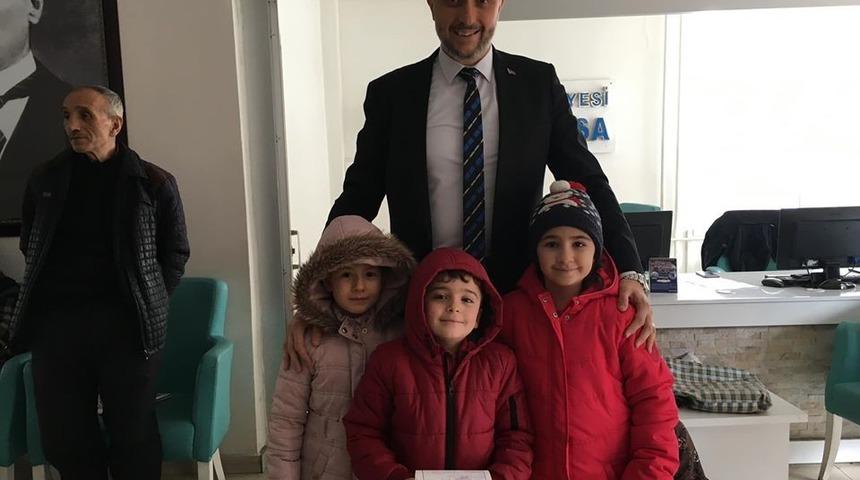 Minik öğrencilerden depremzedelere yardım