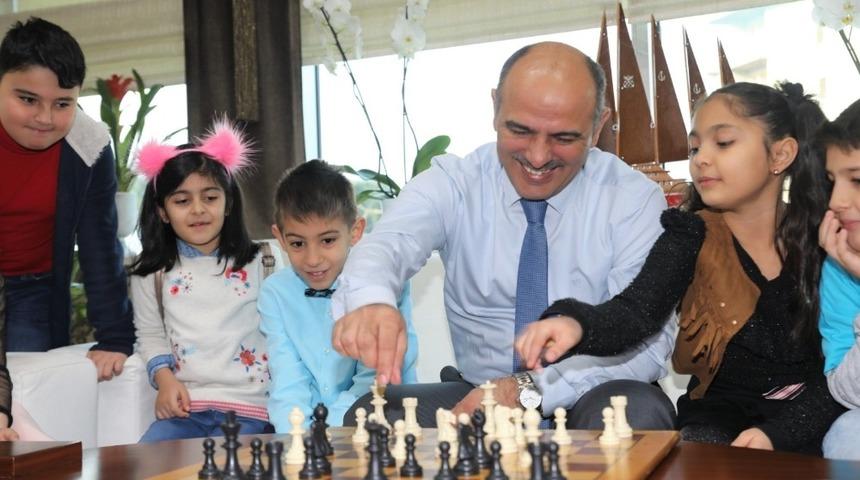 Başkan S&ouml;ğ&uuml;t &ouml;ğrencilerle birlikte satran&ccedil; oynadı