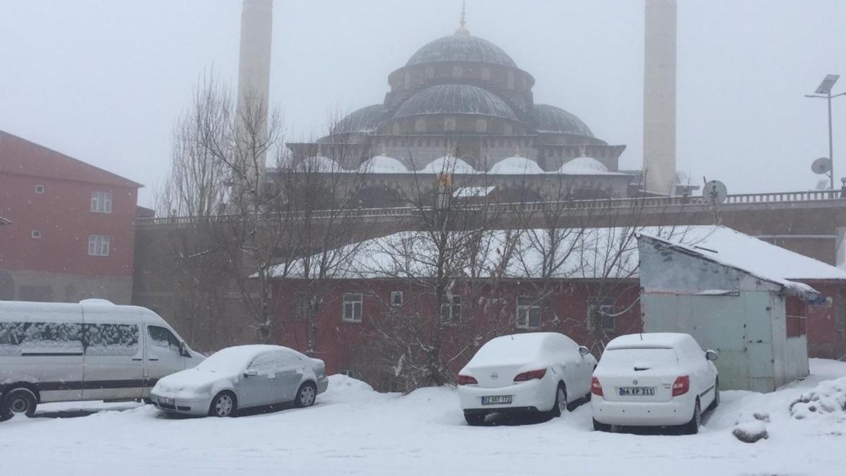 Karlıova&rsquo;da kar etkili oldu