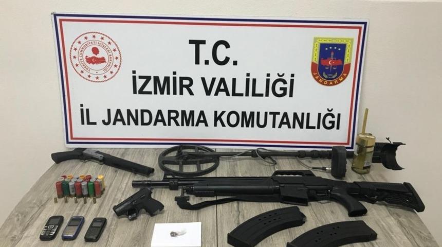 Silahlar ve uyuşturucu maddeler! &Uuml;zerlerinden &ccedil;ıkanlar şoke etti