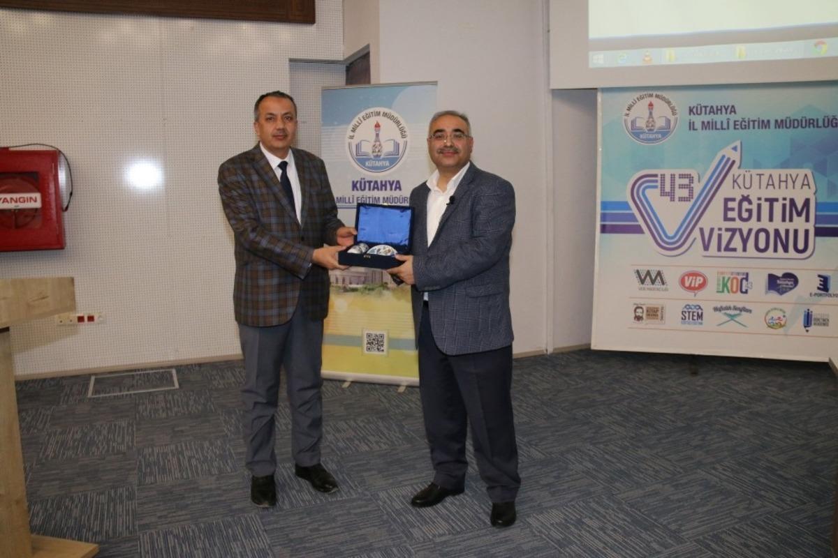 K&uuml;tahya&rsquo;da idarecilere "Okul hayatından hayat okuluna k&ouml;k değerler" konulu konferans