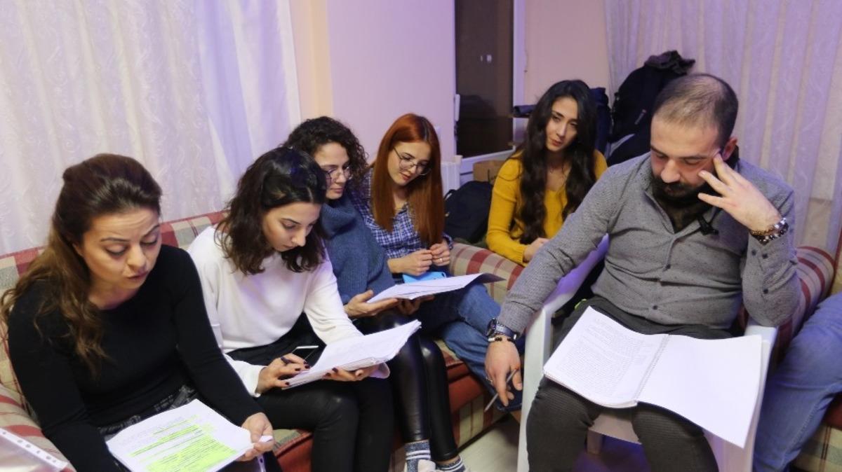 Efeler Belediyesi Şehir Tiyatrosu y&uuml;zleri g&uuml;ld&uuml;rd&uuml;