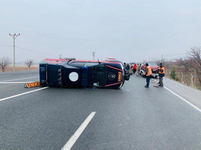 Depremden dönen UMKE ekibi kaza yaptı