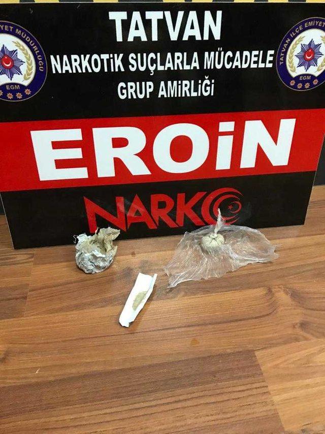 Tatvan'da 2 uyuşturucu satıcısı yakalandı