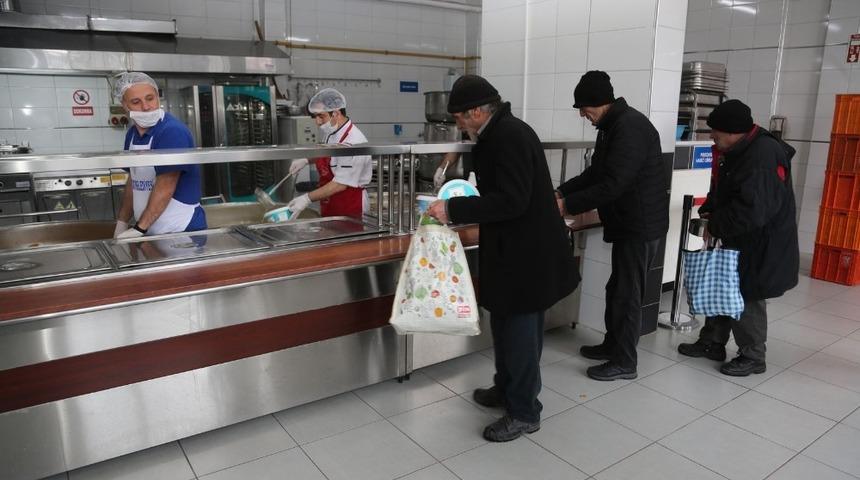 Odunpazarı Belediyesi Aşevi her g&uuml;n bin 100 ihtiya&ccedil; sahibine vatandaşa yemek dağıtıyor