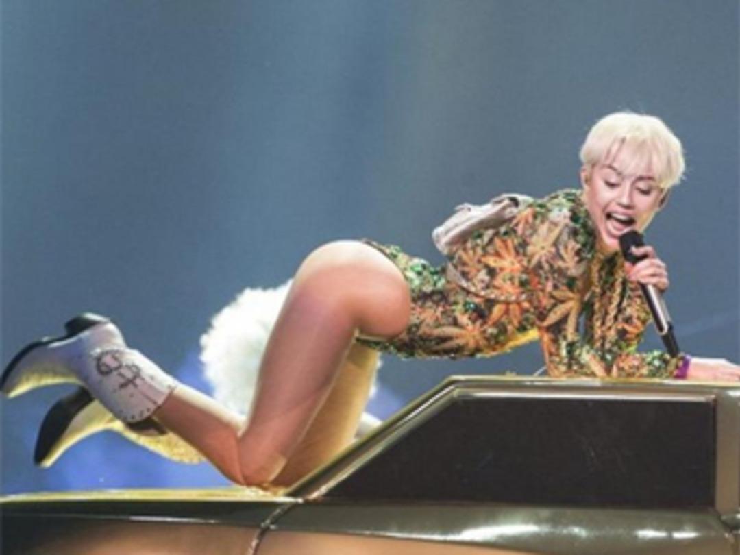 Miley Cyrus sahnede Bill Clinton'la