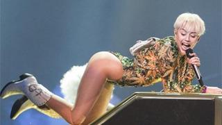 Miley Cyrus sahnede Bill Clinton'la