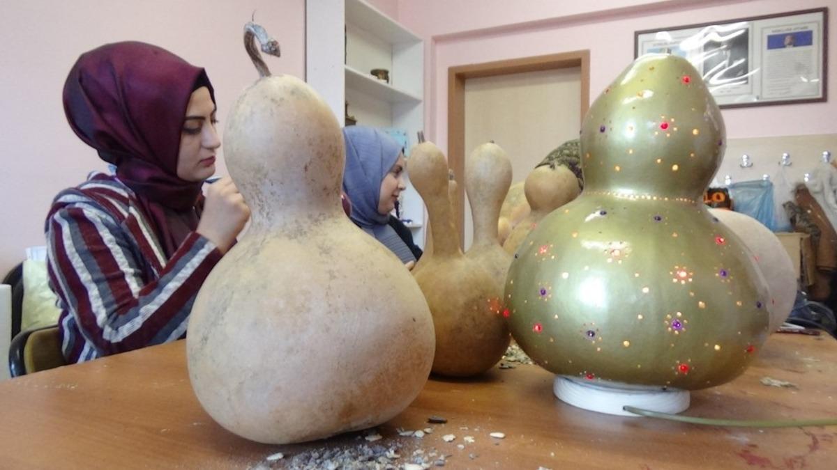 Bah&ccedil;esinde yetiştirdiği su kabaklarıyla kurs veriyor