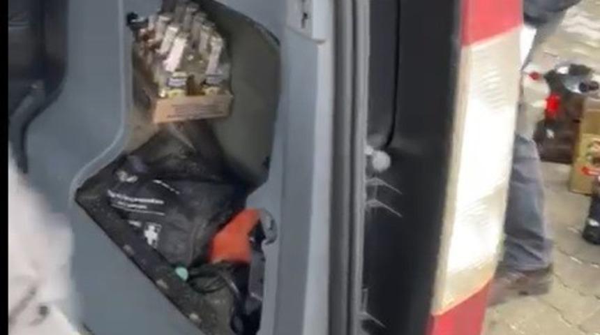 Yurt dışından &Ccedil;anakkale&rsquo;ye gelen 2 ara&ccedil;tan &ccedil;ok sayıda g&uuml;mr&uuml;k ka&ccedil;ağı &uuml;r&uuml;n &ccedil;ıktı