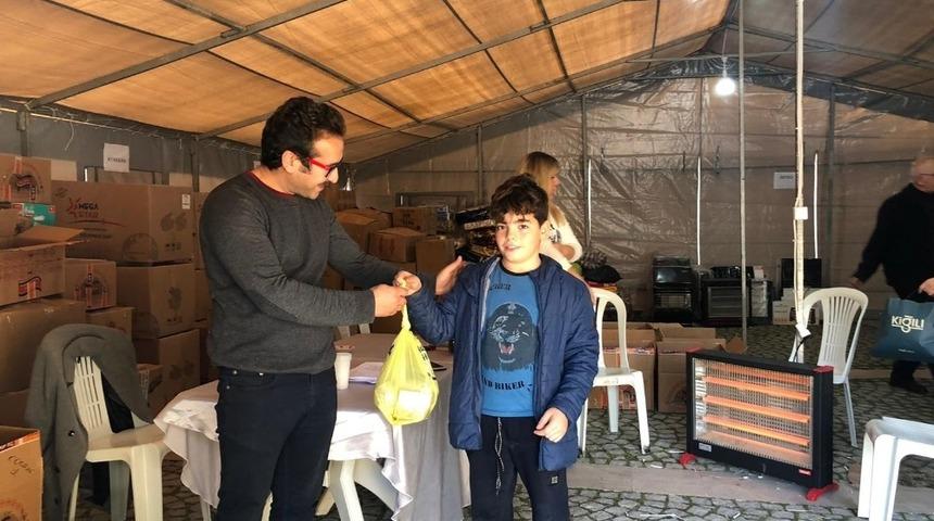 Okul har&ccedil;lıklarıyla depremzedelere makarna g&ouml;nderdiği