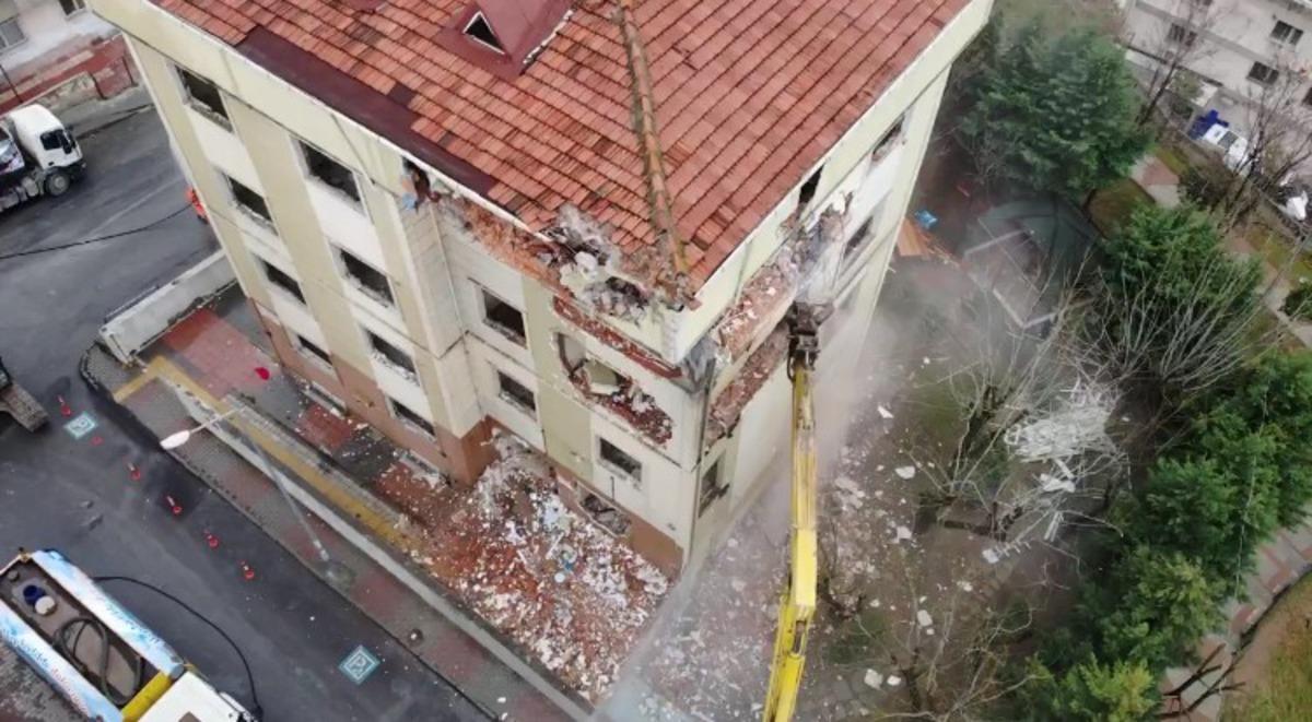 Sultangazi&rsquo;de depreme dayanıksız bina yıkıldı