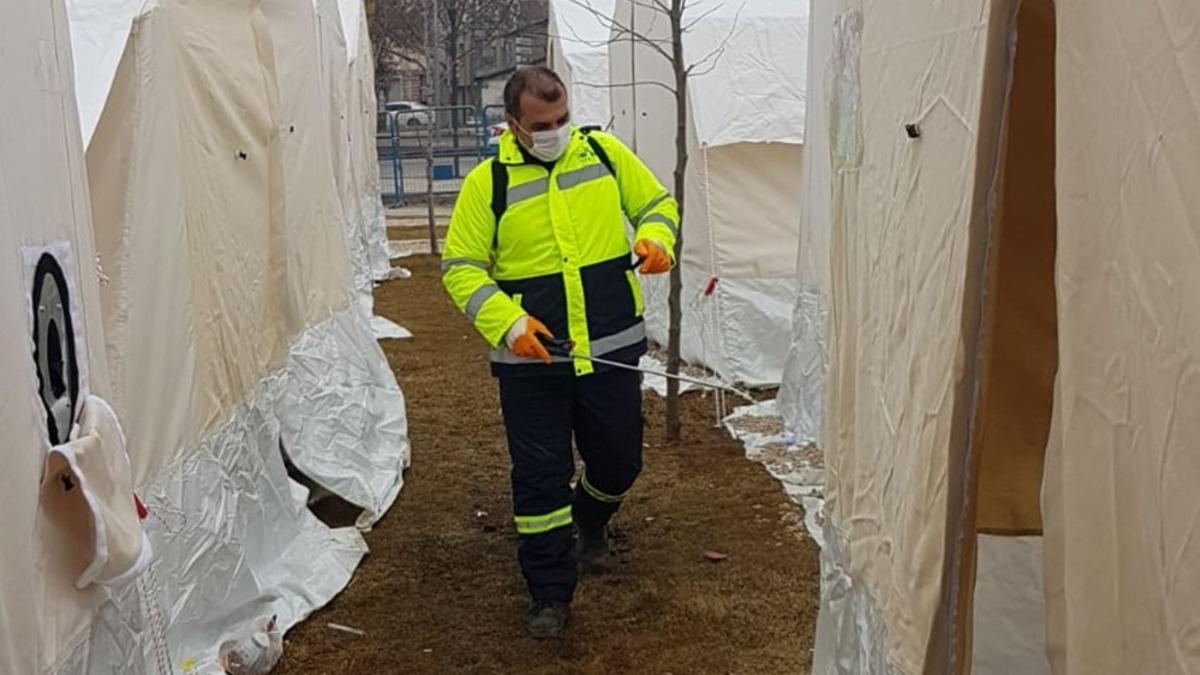 Elazığ&rsquo;da &ccedil;adır kurulan alanlar dezenfekte ediliyor
