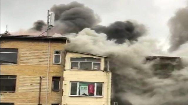 Eminönü’nde kırtasiye malzemeleri satan 4 katlı bir iş yerinin deposunda yangın çıktı. Yangın nedeniyle çevreyi yoğun siyah dumanlar kapladı. İtfaiye ekipleri yangına müdahale ediyor.