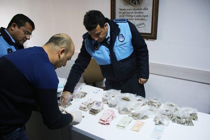 Dilencinin üzerinde 3 bin liranın üzerinde para çıktı G2