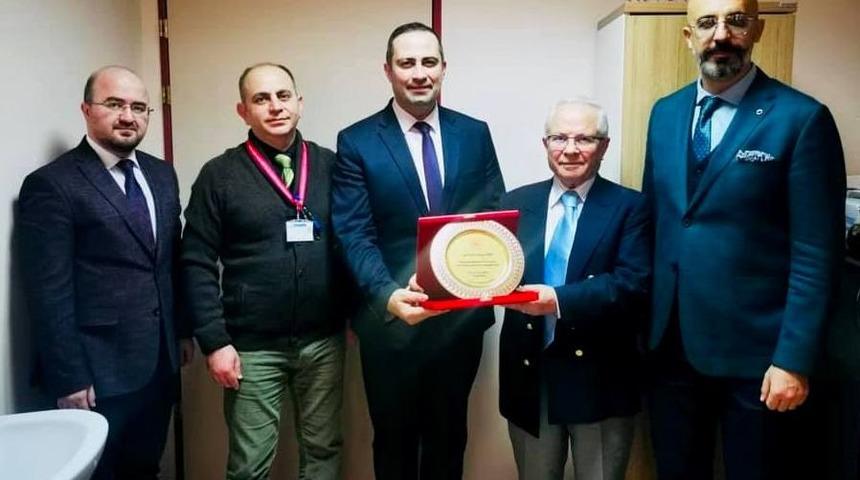 Sağlık M&uuml;d&uuml;r&uuml; Erkan Hirik&rsquo;ten Durkaya &Ouml;ren&rsquo;e teşekk&uuml;r plaketi