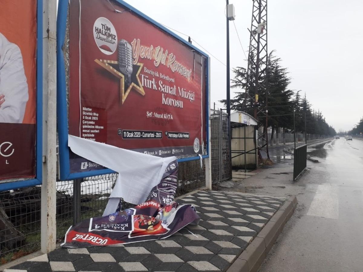 Bilboardlara &ccedil;irkin saldırı