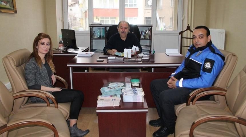 Polis ekipleri g&uuml;venli internet kullanımı i&ccedil;in broş&uuml;r dağıttı