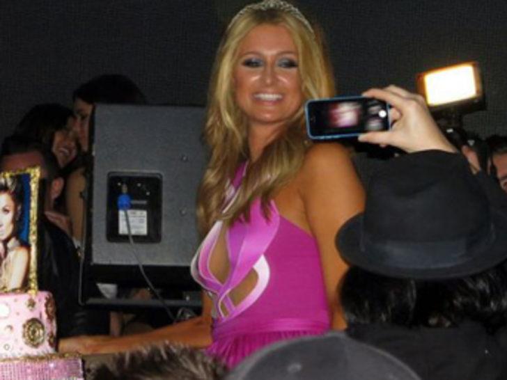 Paris Hilton yeni yaşına iç çamaşırsız girdi G2