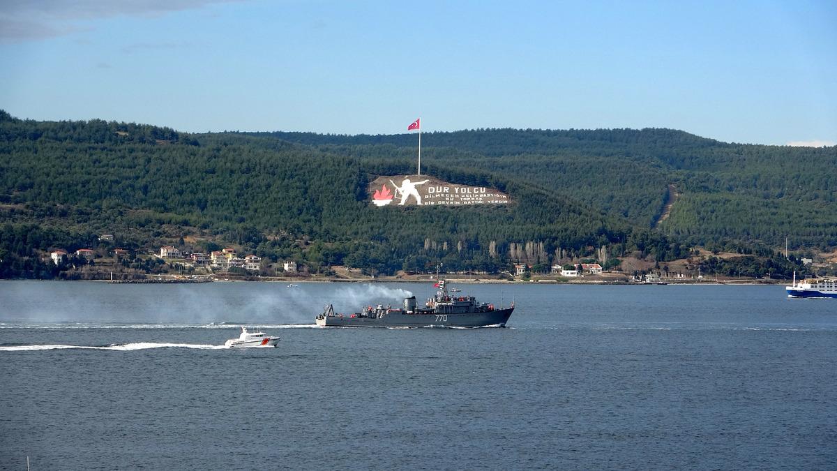 Rus savaş gemisi ve askeri r&ouml;mork&ouml;r&uuml; &Ccedil;anakkale Boğazı'ndan ge&ccedil;ti