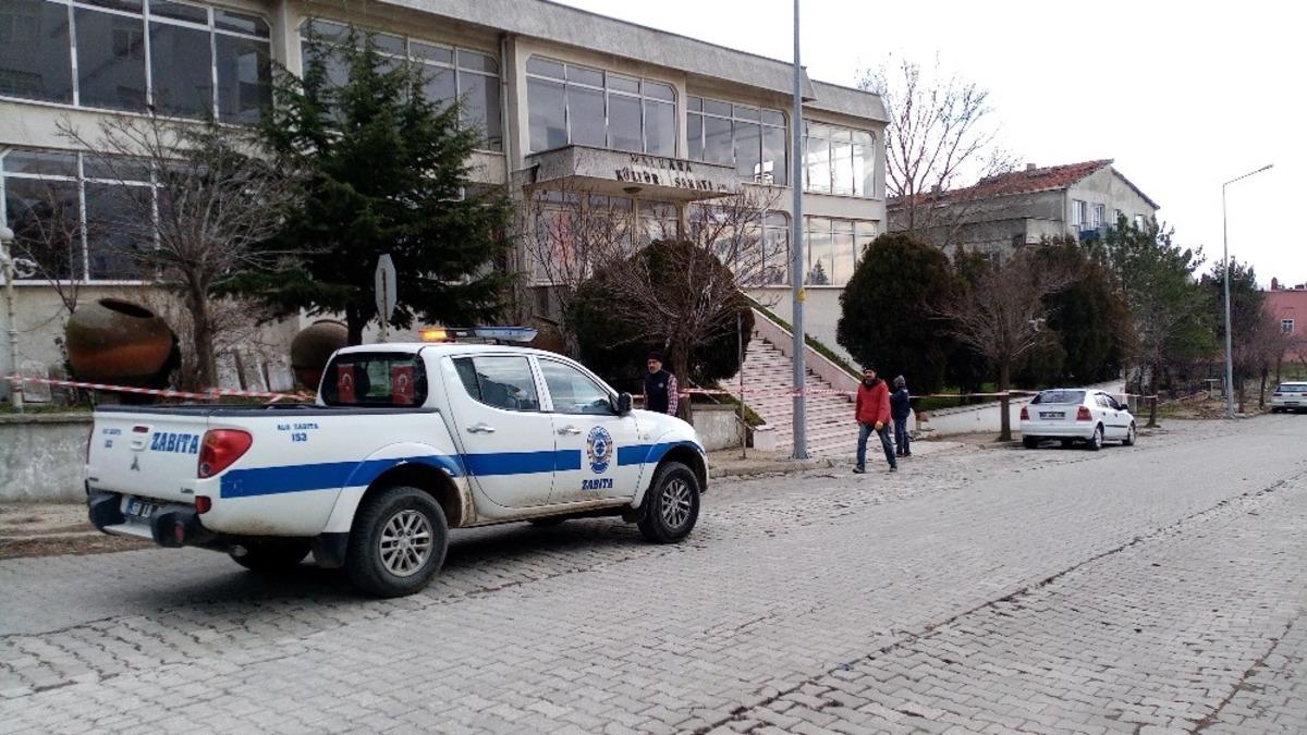 Şiddetli fırtına Malkara K&uuml;lt&uuml;r Sarayı &ccedil;atısına hasar verdi