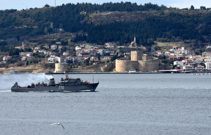 Rus savaş gemisi ve askeri römorkörü Çanakkale Boğazı'ndan geçti G3