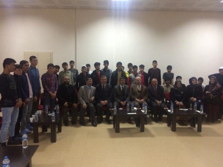 Mülteci çocuklar, hayatını kaybeden vatandaşlar için hatmi şerif okudu G1