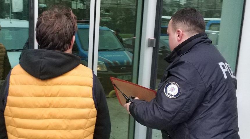 Oto servisinden hırsızlık zanlısı tutuklandı