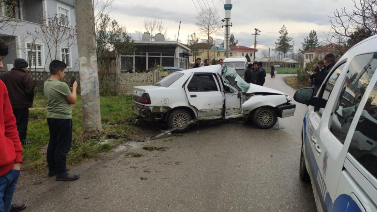 Otomobil direğe &ccedil;arptı: 1 yaralı