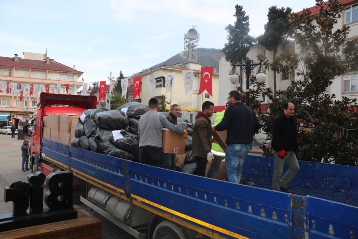 Ayancık&rsquo;tan depremzedelere yardım eli