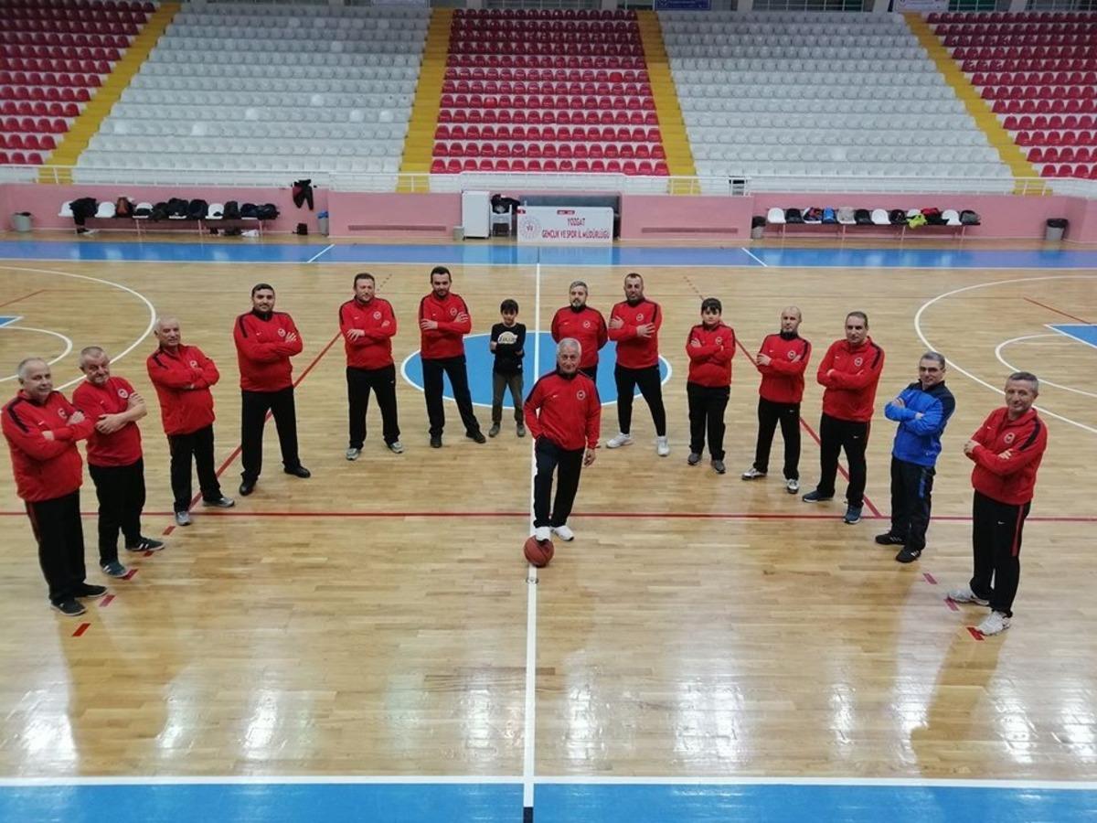 Sağlıklı yaşam i&ccedil;in 25 yıldır yaz kış demeden spor yapıyorlar
