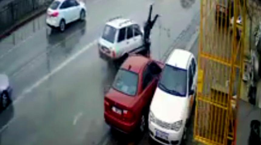 Otomobilin &ccedil;arpmasıyla havaya fırladı