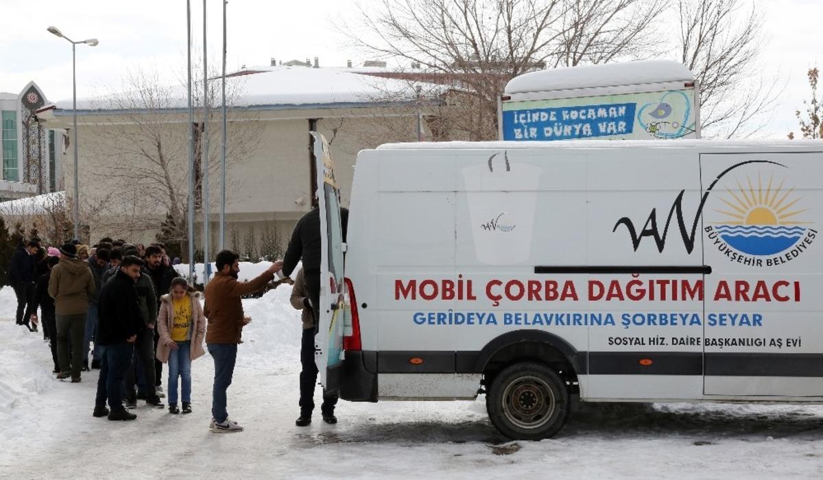 K&uuml;t&uuml;phanedeki &ouml;ğrencilere sıcak &ccedil;orba