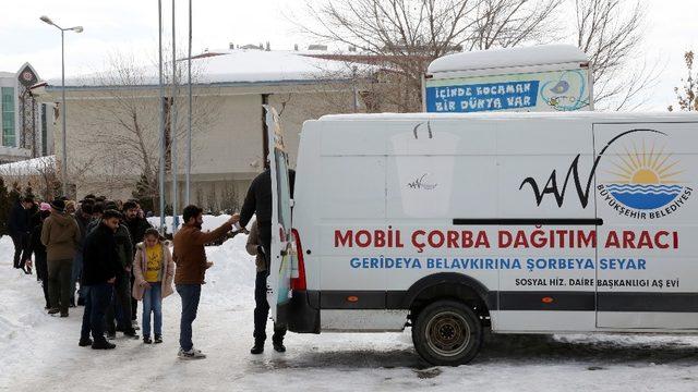 Kütüphanedeki öğrencilere sıcak çorba