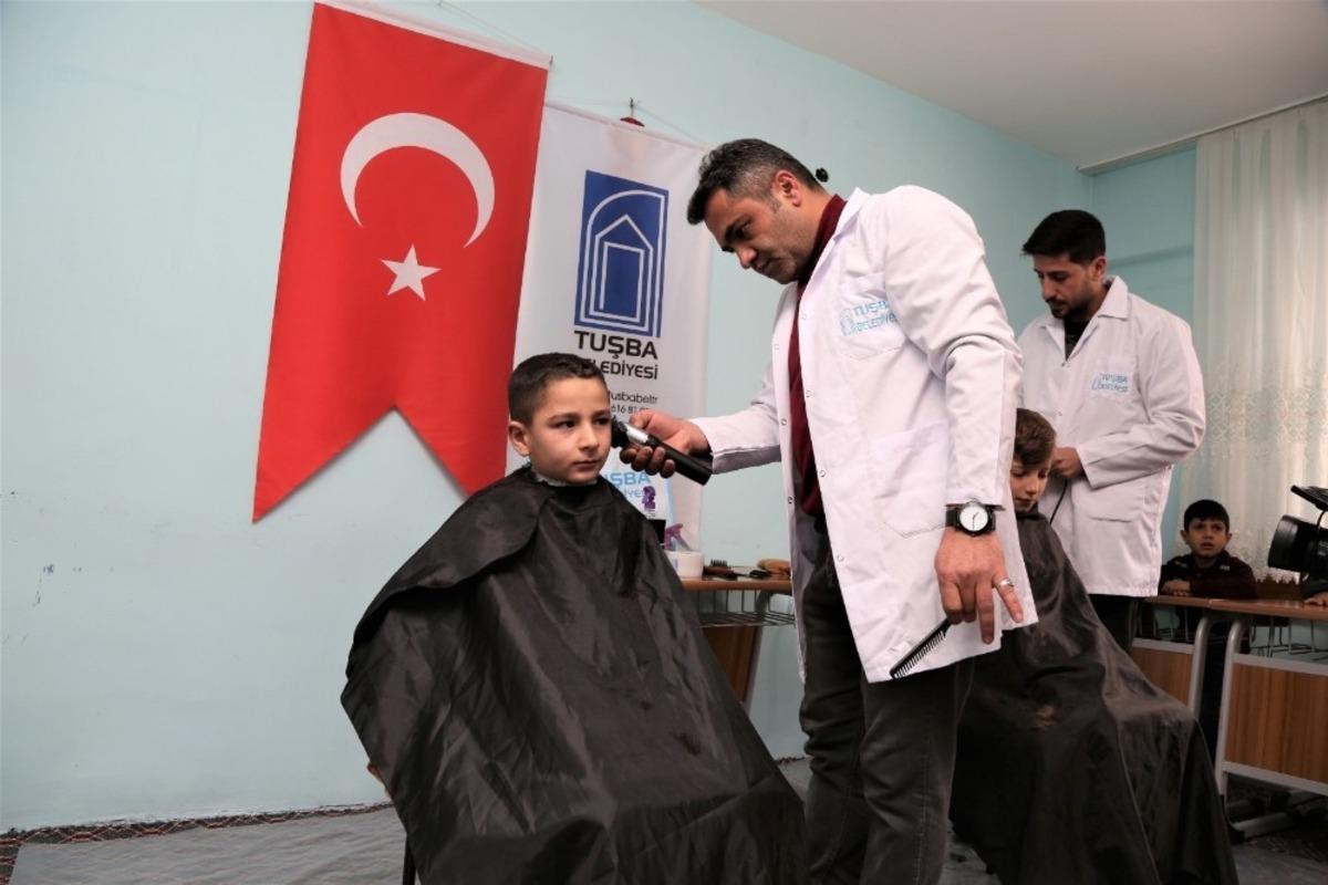 Vanlı &ccedil;ocuklara tıraş jesti