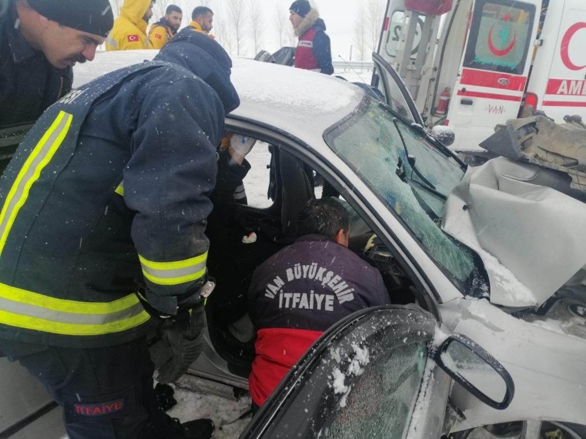 Muradiye&rsquo;de trafik kazası; 4 yaralı