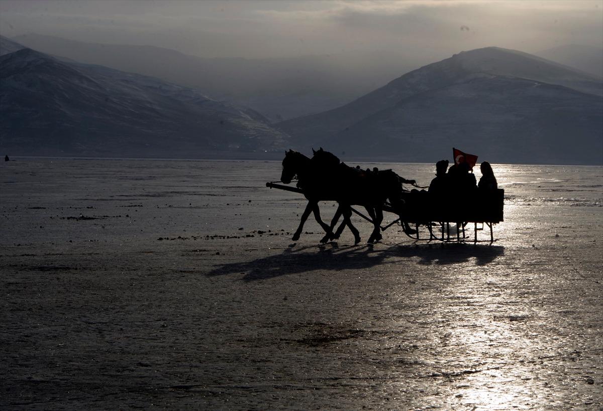 &Ccedil;ıldır G&ouml;l&uuml;'nde atlı kızak keyfi