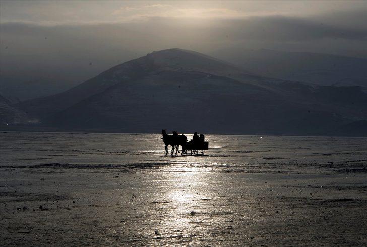 Çıldır Gölü'nde atlı kızak keyfi G3