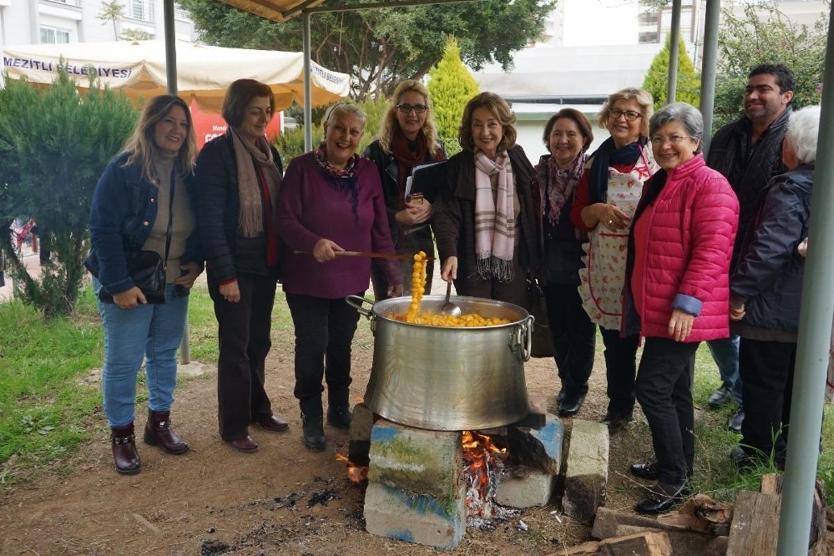 Mezitli&rsquo;nin g&ouml;n&uuml;ll&uuml; kadınları, turun&ccedil; re&ccedil;eli yaparak kız &ccedil;ocuklarını okutuyor