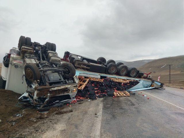 Afyonkarahisar’da nar yüklü tır devrildi, 1 yaralı