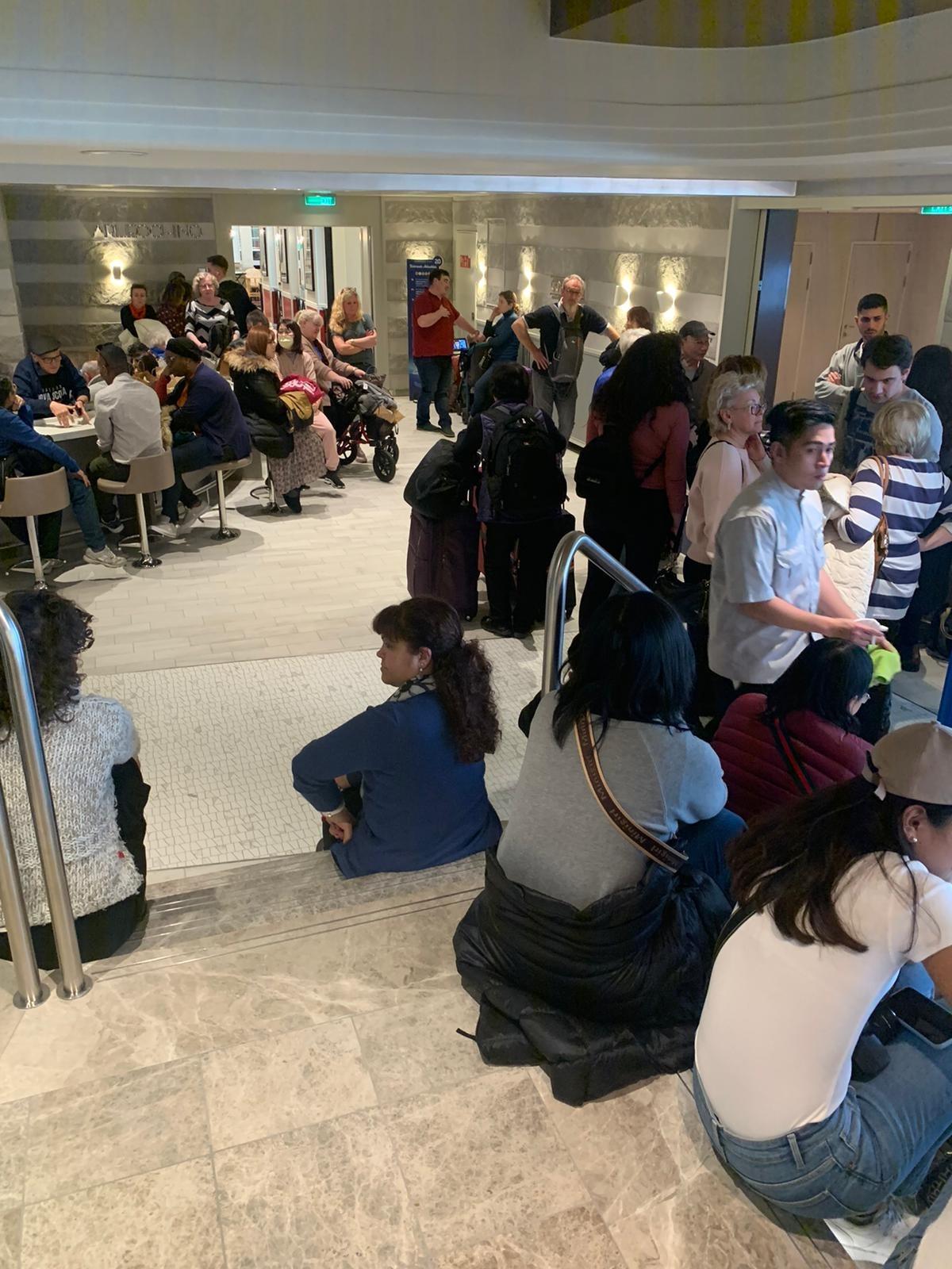 İtalya&rsquo;da cruise gemisi koronavir&uuml;s nedeniyle karantinaya alındı
