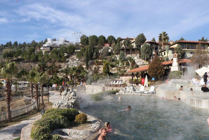 Açık termal havuzlar kışı yaz havasına dönüştürüyor G3