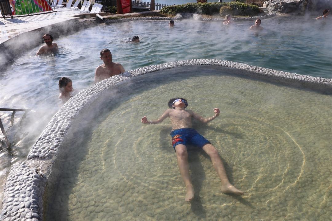 A&ccedil;ık termal havuzlar kışı yaz havasına d&ouml;n&uuml;şt&uuml;r&uuml;yor