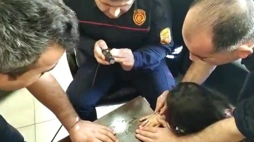 Parmağındaki y&uuml;z&uuml;k kesilerek &ccedil;ıkarıldı