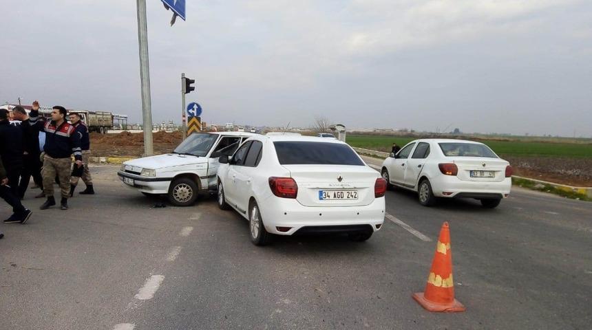 Otomobiller &ccedil;arpıştı: 3 yaralı