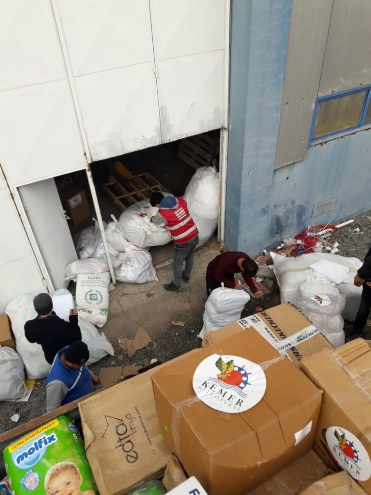 Kemerden g&ouml;nderilen yardım malzemeleri Elazığ&rsquo;a ulaştı