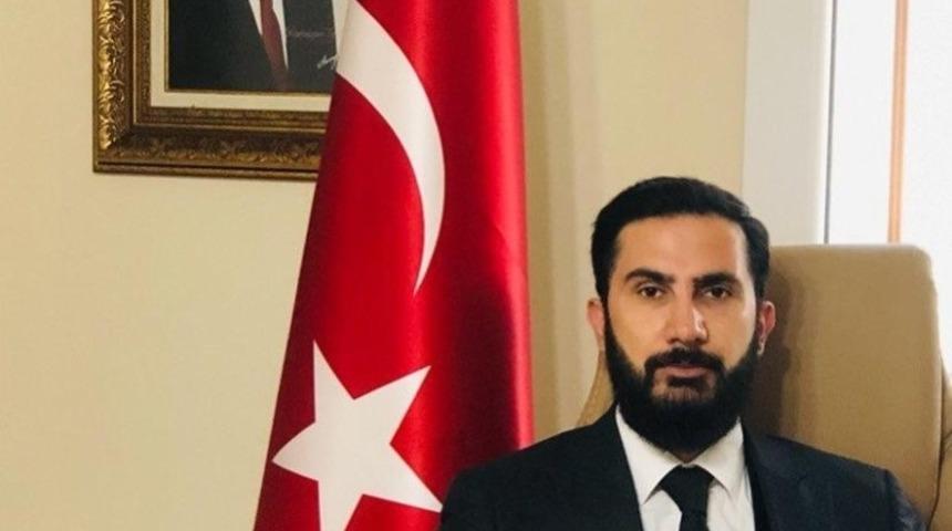 İzol&rsquo;dan T&uuml;rk bayrağını yırtan Yunan vekile sert tepki