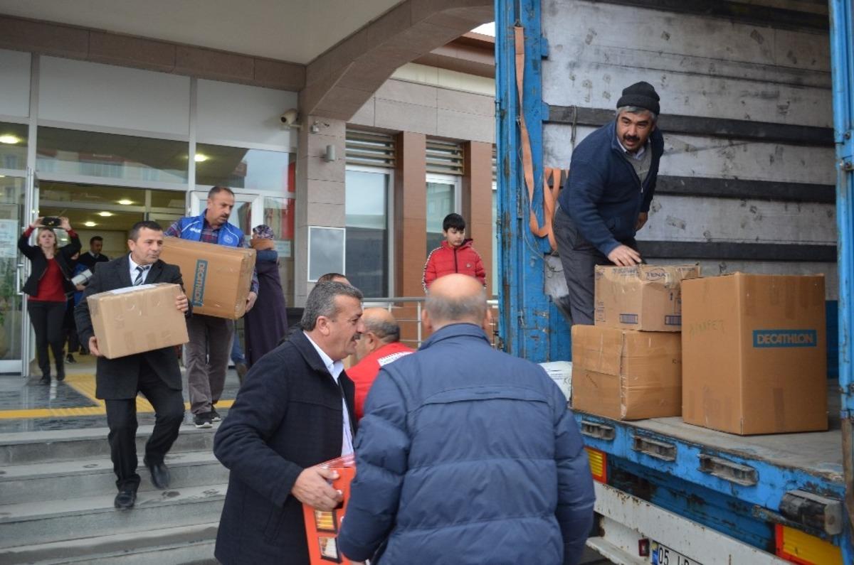 Depremzedeler i&ccedil;in toplanan yardımlar yola &ccedil;ıktı