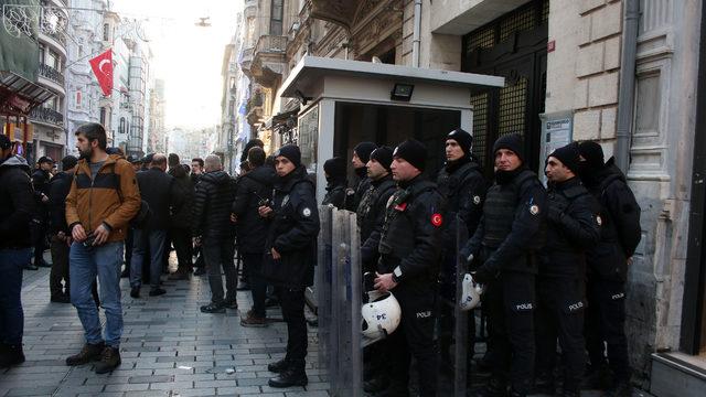 Yunanistan Başkonsolosluğu'na akın ettiler: Azı dişlerini gösterenlerin dişlerini çekeriz